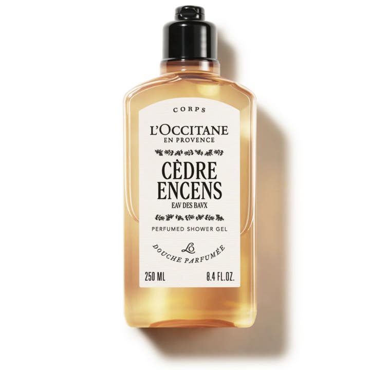 L'Occitane Cèdre Encens 250 ml parfymerad duschgel i genomskinlig flaska med bärnstensfärgat innehåll och svart kork.