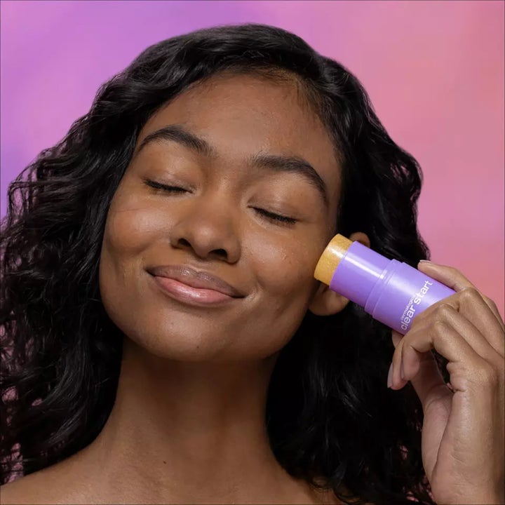 Dermalogica Golden Hour Hydrating SPF30 Stick 20 ml ger lyster när den appliceras på kinden av en kvinna.