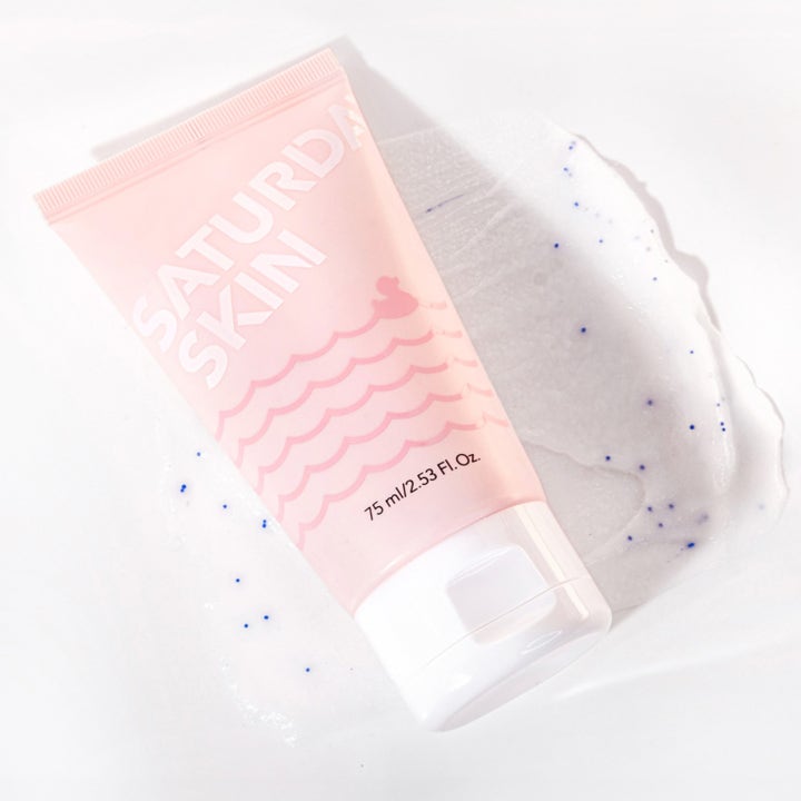 Saturday Skin Rub-a-Dub Refining Peel Gel 75 ml ansiktspeeling i rosa tub visar vit gel med exfolierande blå korn.