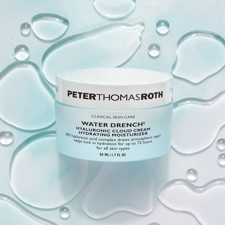 Peter Thomas Roth Water Drench Cloud Creme 50 ml återfuktande ansiktskräm i ljusblå burk omgiven av vattendroppar.
