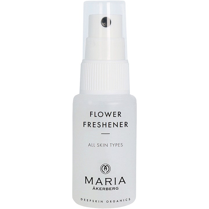 Maria Åkerberg Flower Freshener 30 ml återfuktande face mist i en vit frostad sprayflaska med genomskinligt lock.