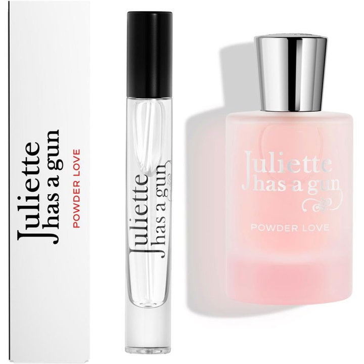 Juliette has a gun Powder Love pudrig parfym dam i rosa frostad glasflaska med silverlock bredvid reseförpackning och ask