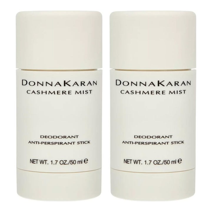 Donna Karan Cashmere Mist 2-pack antiperspirant stick som ger skydd i beige hylsor.