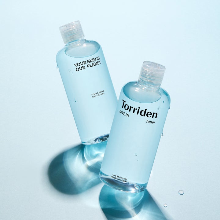 Torriden DIVE-IN Toner 300 ml fuktgivande ansiktsvatten i ljusblå plastflaskor med texten Your skin is our planet.