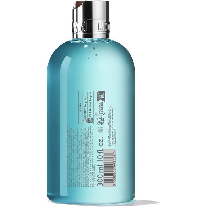 Molton Brown Coastal Cypress & Sea Fennel 300 ml duschtvål med havsfänkål i genomskinlig flaska sedd bakifrån.