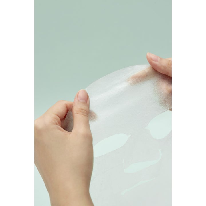 I'm from Vitamin Tree Sheet Mask 1 st lystergivande ansiktsmask i tunt vitt material som hålls upp av händer