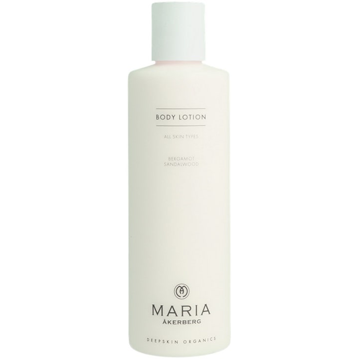 Maria Åkerberg Body Lotion Bergamot Sandalwood fuktgivande Maria Åkerberg för känslig torr hud i vit flaska med vitt lock.