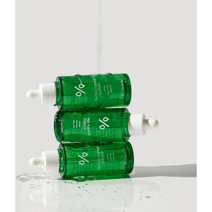 Dr. Ceuracle Tea Tree Purifine Essence 50 ml hydrerande essens för känslig hud i tre gröna flaskor under rinnande vatten