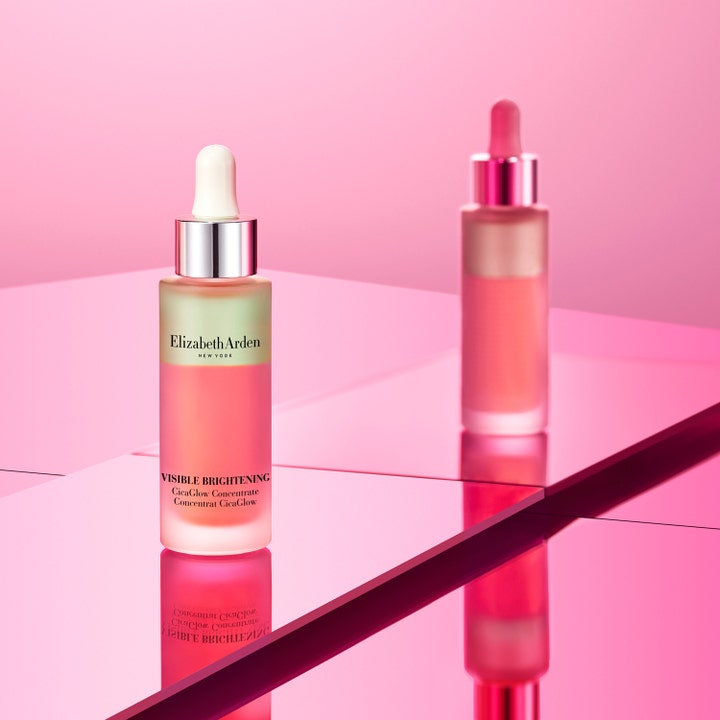 Elizabeth Arden Visible Brightening CicaGlow 30 ml lystergivande serum i glasflaska med pipett på rosa spegelyta