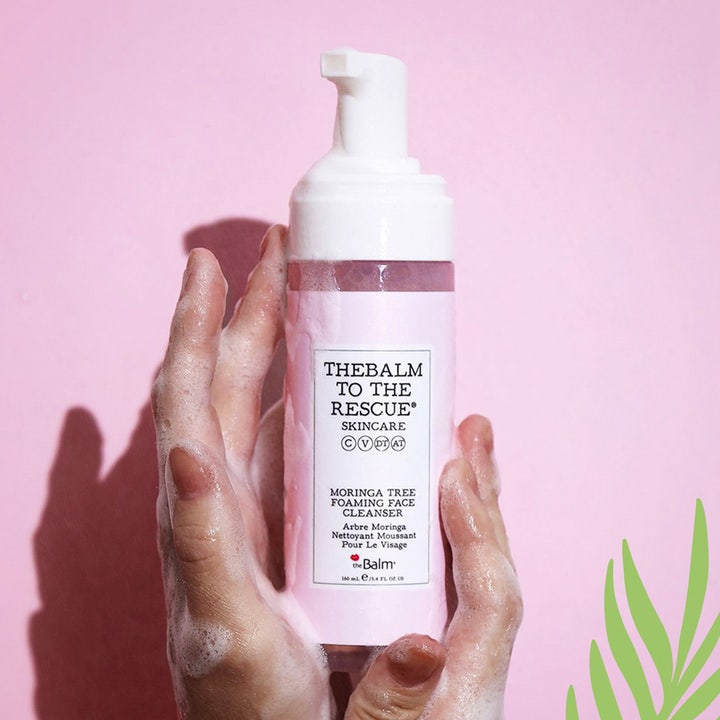 theBalm to the Rescue Moringa Tree Foaming Face Cleanser 150 ml rengöring i rosa flaska med vitt lödder i händer