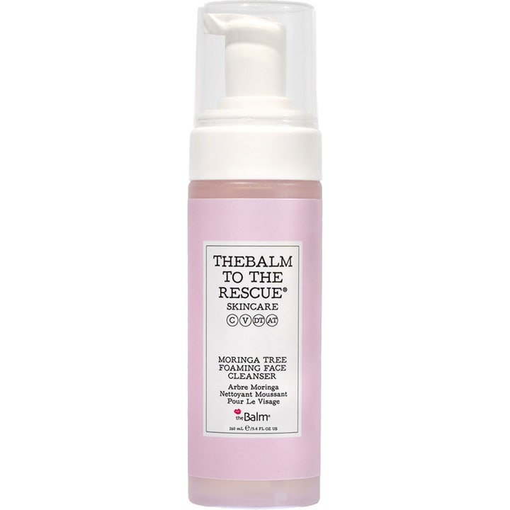 theBalm To The Rescue Moringa Tree Foaming Face Cleanser 160 ml skonsam ansiktsrengöring i ljusrosa flaska med vit pump