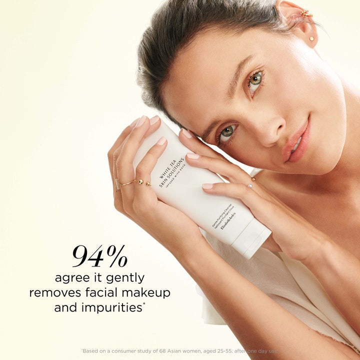 Elizabeth Arden White Tea Purifying Cleanser 125 ml lugnande mild ansiktsrengöring i vit tub som hålls av en kvinna