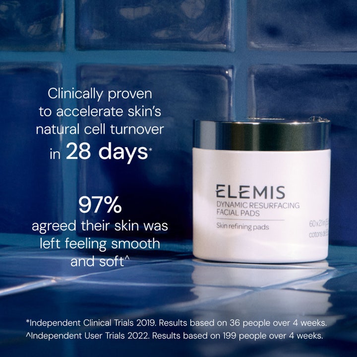 Elemis Dynamic Resurfacing Pads 60 st ger ansiktsförnyelse med enzym exfoliering i vit burk mot blått kakel
