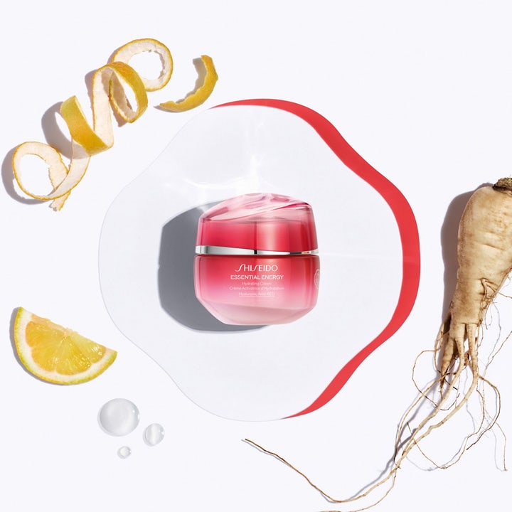 Shiseido Essential Energy Hydrating Cream 50 ml ansiktskräm för djup återfuktning i rosa burk omgiven av citrus och rot.