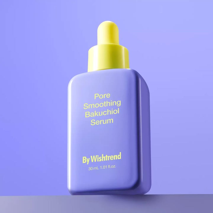 By Wishtrend Pore Smoothing Bakuchiol Serum 30 ml ger jämnare hud i en lila flaska med gul pipettkork.