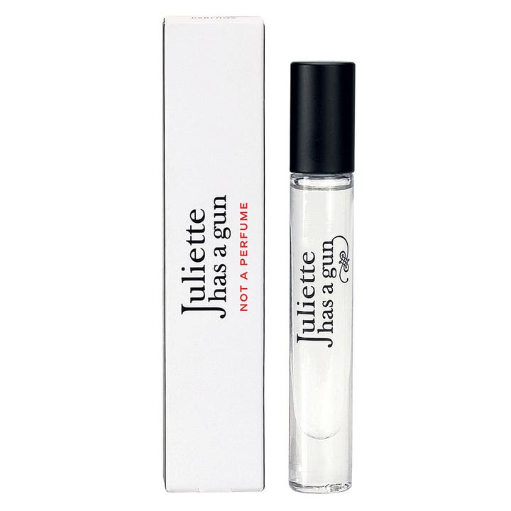 Juliette has a gun Not A Perfume 7,5 ml eau de parfum i smal glasflaska med svart kork bredvid vit ytterkartong