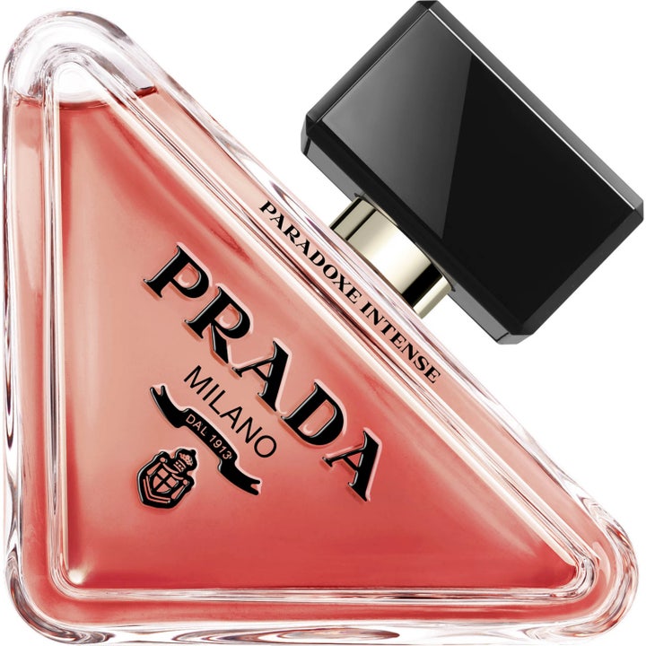 Prada Paradoxe Intense Eau de Parfum 90 ml parfym i en triangelformad glasflaska med rosa vätska och svart kork