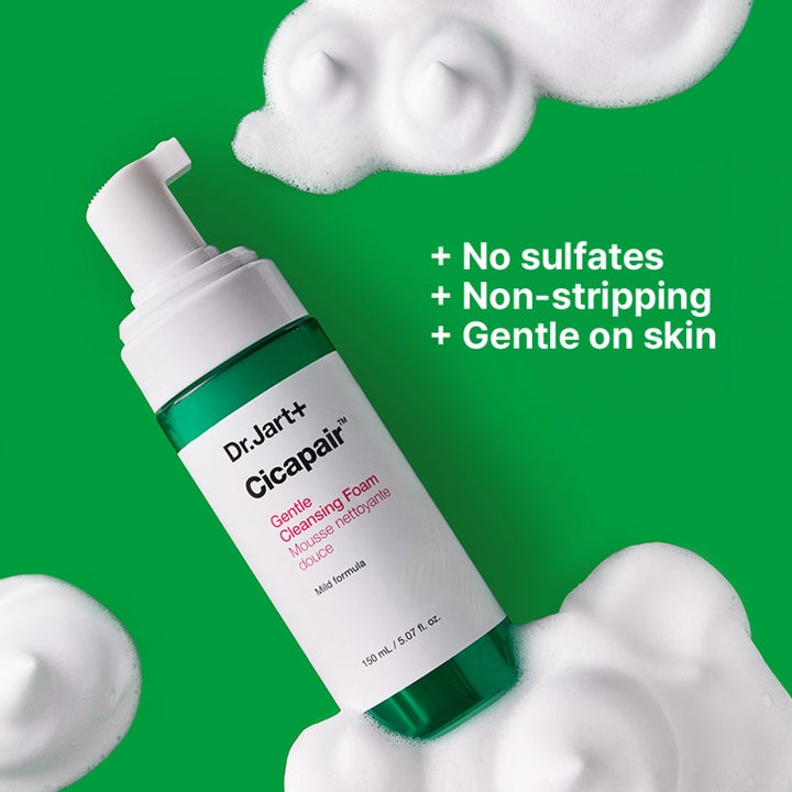 Dr.Jart+ Cicapair Gentle Cleansing Foam 150 ml mild ansiktsrengöring med vitt skum på grön bakgrund.