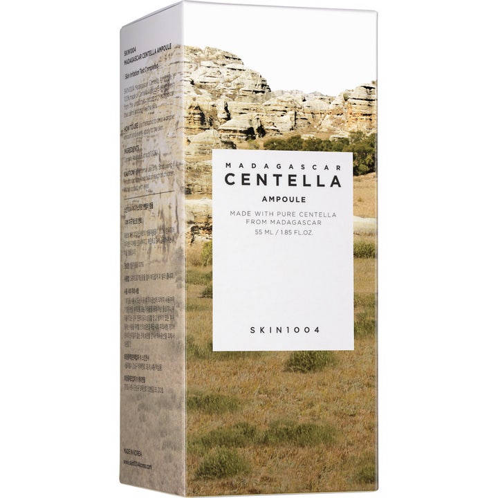 SKIN1004 Madagascar Centella Ampoule 55 ml lugnande cica serum i vit pappersbox med vackert landskapsmotiv.