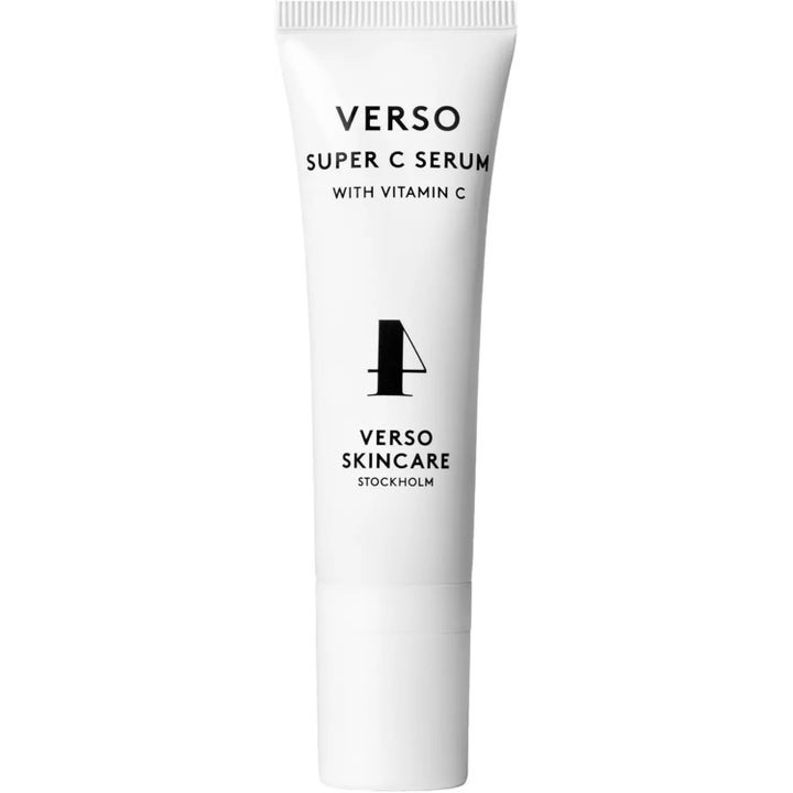 Verso Super C Serum 30 ml lystergivande ansiktsserum med Vitamin C i en stilren vit tub med svart text