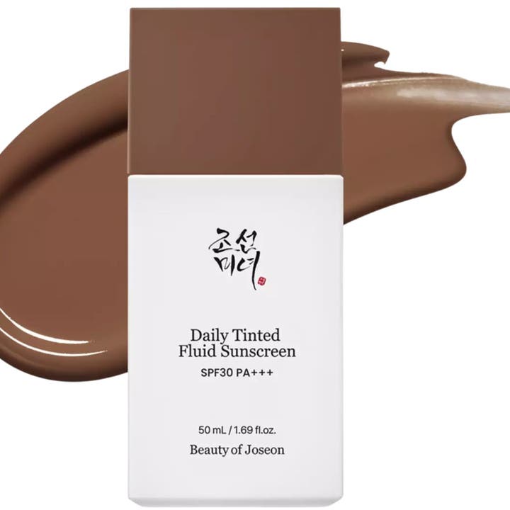 Beauty of Joseon Daily Tinted Fluid Sunscreen 50 ml tonad solkräm i vit flaska med en mörkbrun krämig textur