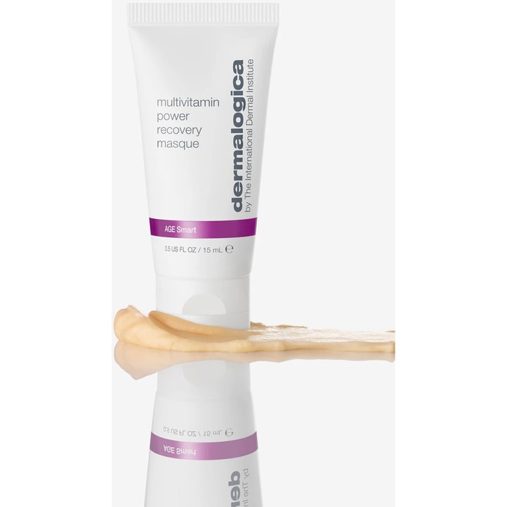 Dermalogica AGE Smart Multivitamin Power Recovery Masque 15 ml i tub med krämig beige textur framför.