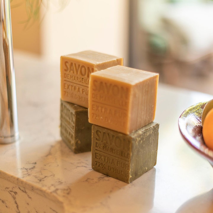 Compagnie de Provence Cube Of Marseille Soap Olive 400 g ekologisk olivtvål i form av staplade kuber på en ljus marmoryta