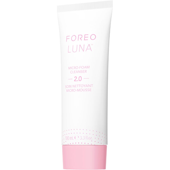 FOREO Luna Micro-Foam Cleanser 2.0 100 ml djuprengörande återfuktande skum i vit tub med rosa detaljer och lock.