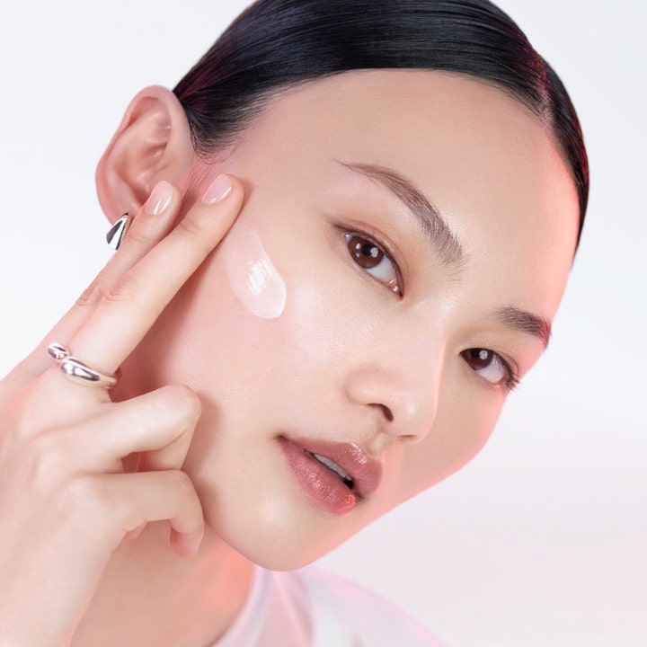 Lancôme Advanced Hydrazen Gel Cream 50 ml är en ansiktskräm med lugnande effekt som appliceras på huden.