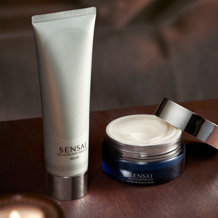 Sensai Cellular Performance Mask 100 ml anti-age återfuktande ansiktsmask i vit tub och blå burk med krämig textur