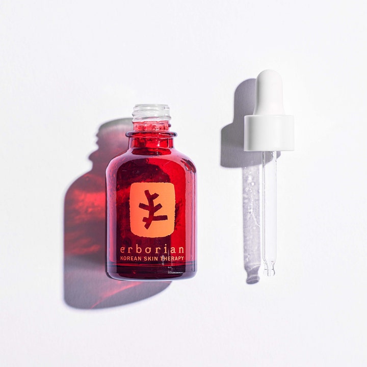 Erborian Skin Therapy Night Oil Serum 30 ml fuktgivande Erborian serum i röd glasflaska med lös vit pipett.