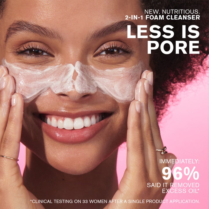 Estée Lauder Nutritious 2-In-1 Foam Cleanser 125 ml 2-i-1 skumrengöring porminimering på kvinna med vitt skum i ansiktet.