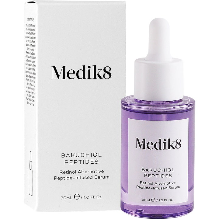Medik8 Bakuchiol Peptides 30 ml bakuchiol anti-aging serum i lila glasflaska med vit pipett och ytterbox.