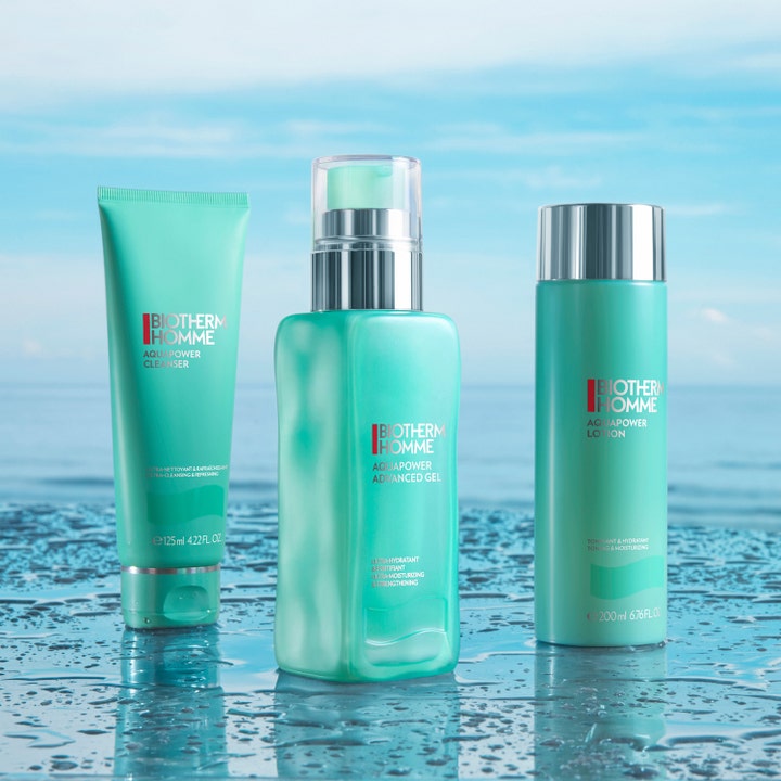 Biotherm Homme Aquapower Cleanser 125 ml ansiktsrengöring för män i turkosa förpackningar framför ett blått hav.