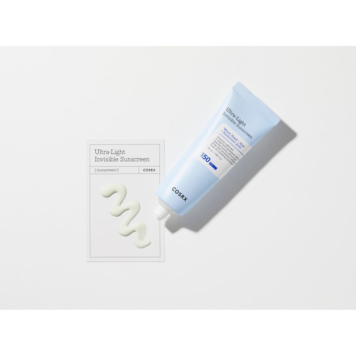 COSRX Ultra-Light Invisible Sunscreen 50 ml solkräm SPF 50 i ljusblå tub bredvid ett prov på vit krämig formula.