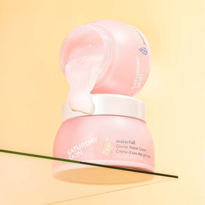 Saturday Skin Waterfall Glacier Water Cream 30 ml återfuktande dagkräm med geltextur som rinner ur en rosa burk