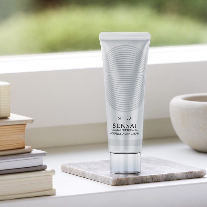 Sensai Cellular Performance Advanced Day Cream 50 ml anti-age solskydd ansikte i silvrig tub på marmorbricka