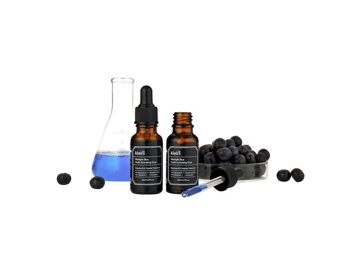 Klairs Midnight Blue Youth Activating Drop 20 ml anti aging serum med EGF peptider i bruna glasflaskor med blåbär.