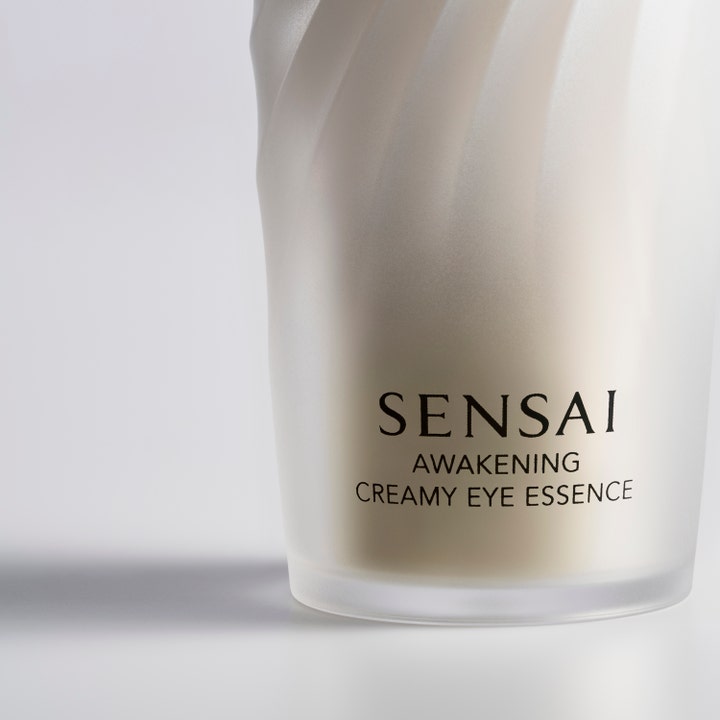Sensai Awakening Creamy Eye Essence 20 g awakening ögonkräm återfuktande i frostad flaska med vågformad design