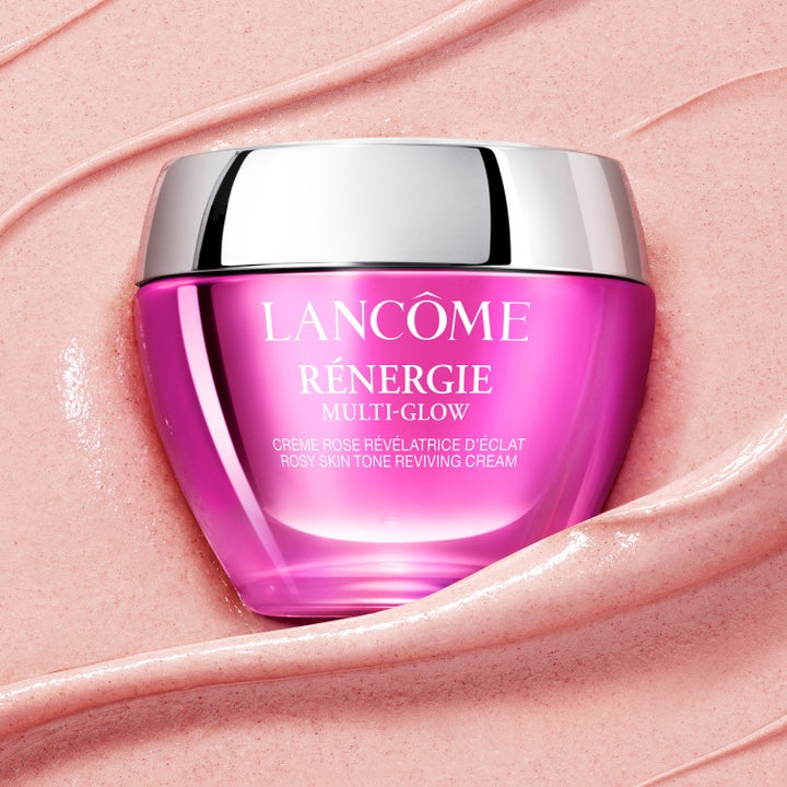 Lancôme Rénergie Multi-Glow 50 ml lystergivande dagkräm i rosa glasburk med silverlock mot krämig rosa textur