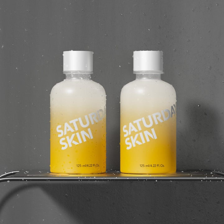 Saturday Skin Yuzu Vitamin C Brightening Toner 125 ml ger lyster i frostade gulvita flaskor med vattendroppar