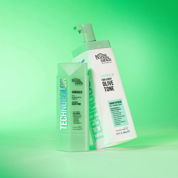 Bondi Sands ansiktsserum Emerald 50 ml ger en olivtonad lyster i ljusgrön flaska mot olivgrön bakgrund