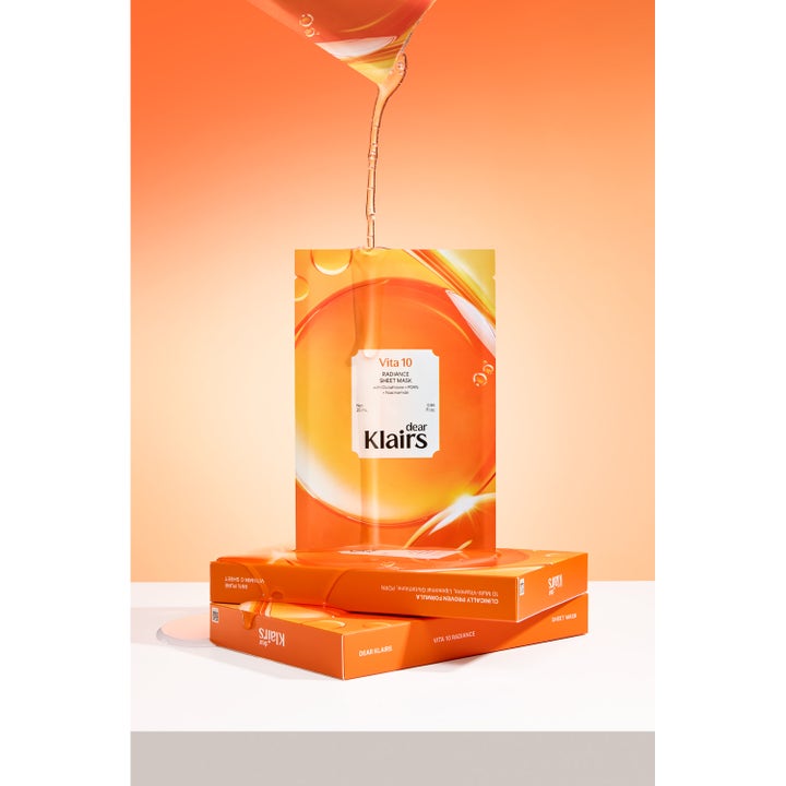 Klairs Vita 10 Radiance Sheet Mask 25 ml lystergivande sheet mask i orange sachet med rinnande genomskinligt serum