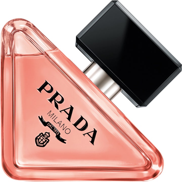 Prada Paradoxe 50 ml blommig damparfym i triangulär glasflaska med korallfärgad vätska och svart lock