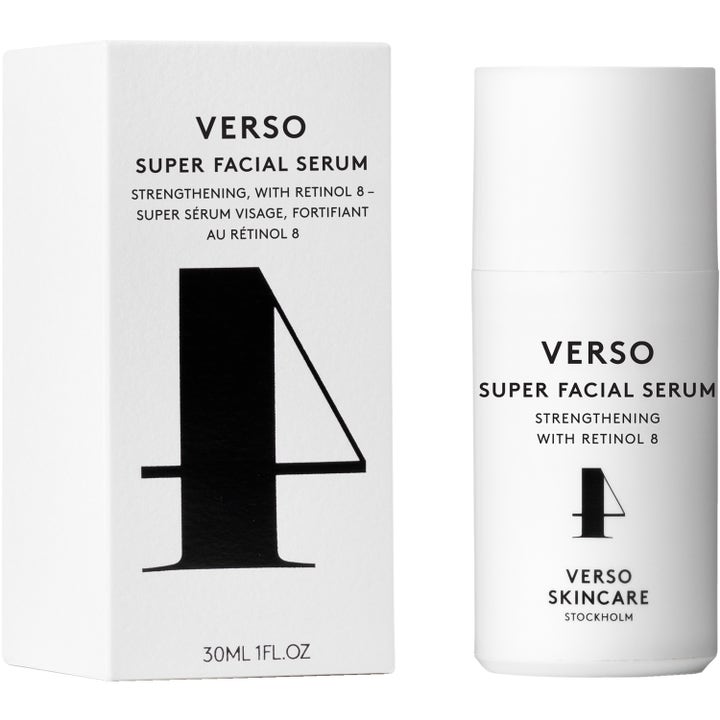 Verso Super Facial Serum 30 ml stärkande serum med retinol 8 i vit flaska och kartong med en stor svart siffra 4.