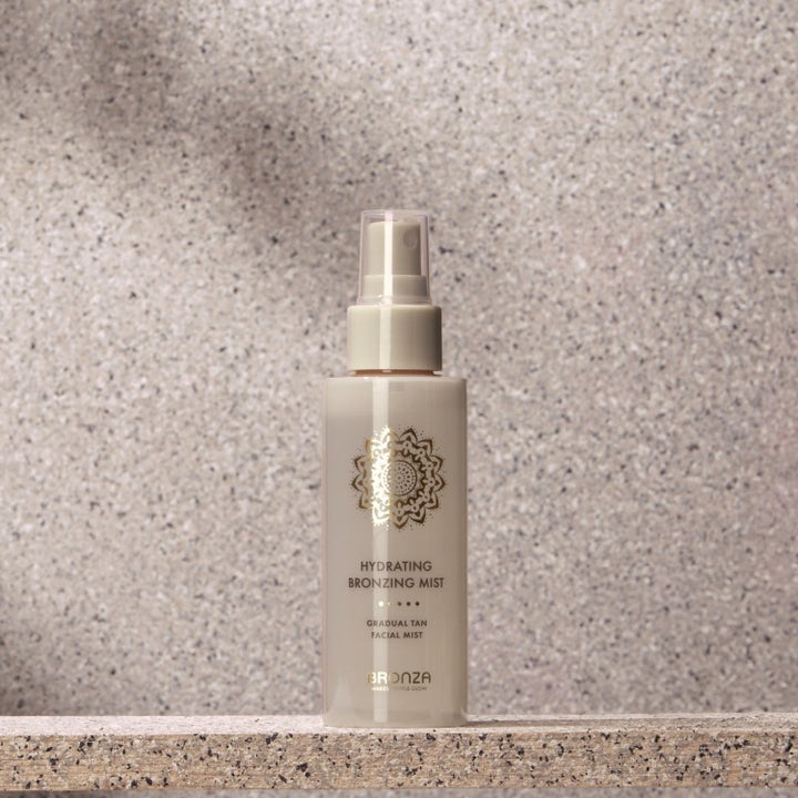Bronza Hydrating Bronzing Mist 100 ml återfuktande brun utan sol i beige sprayflaska med gulddetaljer