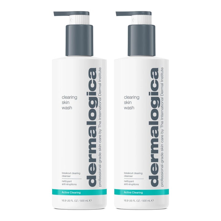 Dermalogica Clearing Skin Wash 500 ml djuprengörande ansiktstvätt i två vita plastflaskor med grå pump.