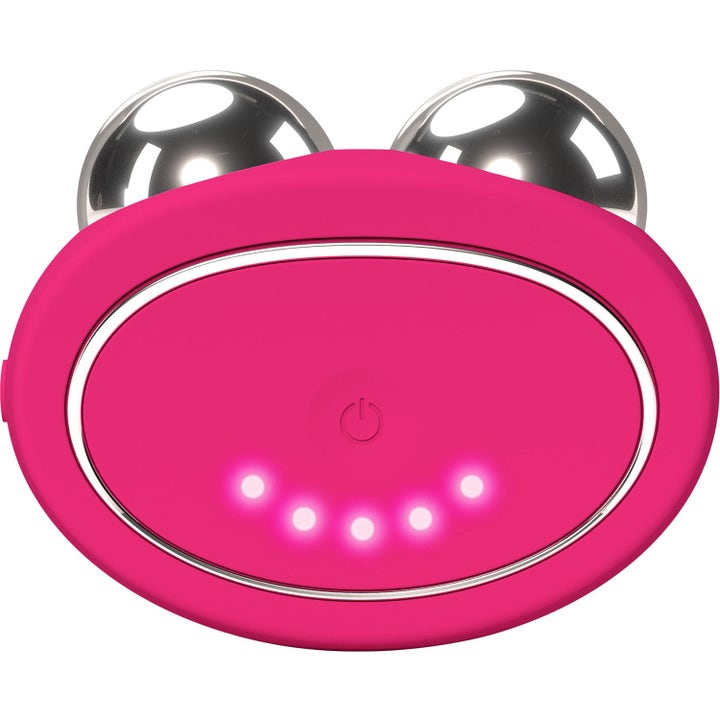 FOREO BEAR 2 Fuchsia mikroströmsapparat som ger fasthet med två silvriga metallkulor och fem lysande rosa LED-lampor