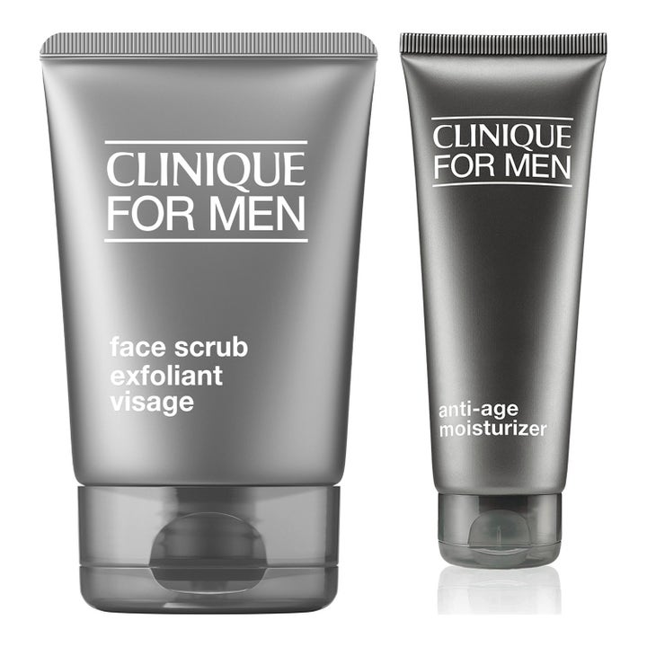 Clinique For Men Face Scrub och Anti-Age Moisturizer hudvårdsset i två mörkgrå plasttuber som exfolierar och återfuktar.