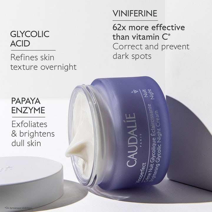 Caudalie Vinoperfect 50 ml fläckkorrigerande nattkräm i lila glasburk med krämig vit textur och glykolsyra ansiktsvård.